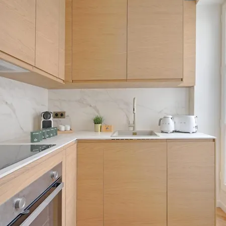 Heart Marais Luxury 2br Ac By Melvane